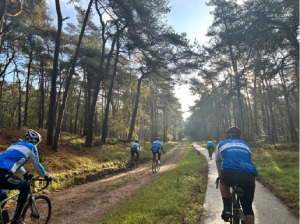 WTC-leden fietsen samen door de bossen rond Zeewolde