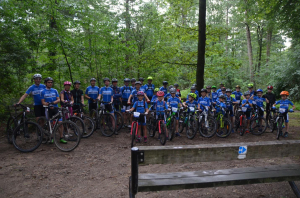 Jeugdleden van WTC Zeewolde tijdens een MTB-training